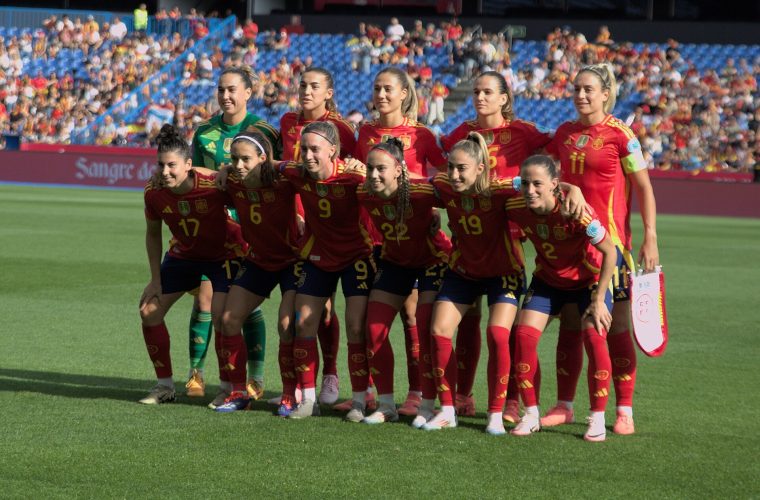 Spain women’s team posing before a qualifier against Belgium