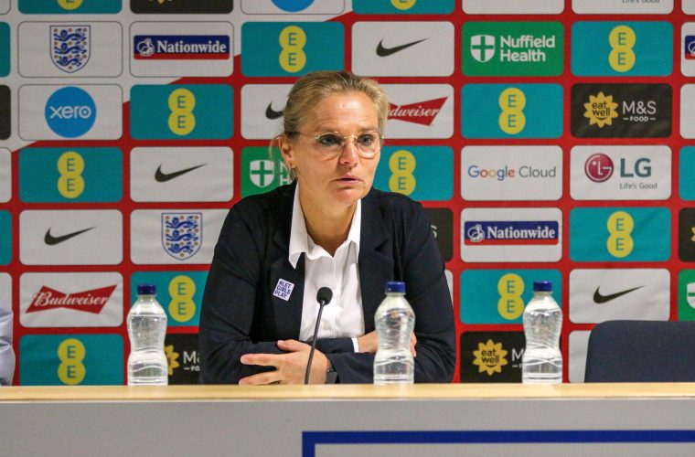 Sarina Wiegman lors d’une conférence de presse de l’équipe féminine d’Angleterre en 2022.